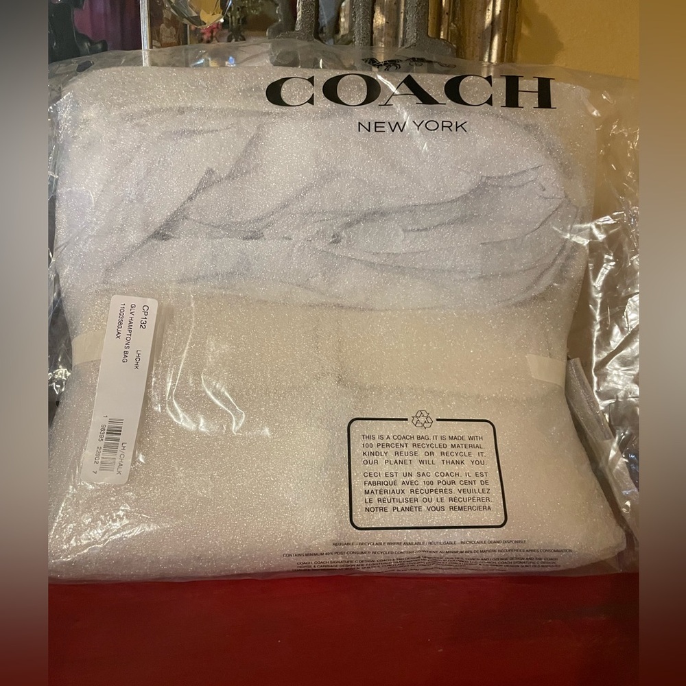 COACH NWT Hamptons Small White Leather Shoulder Bag with Flap Closure - Picture 9 of 10